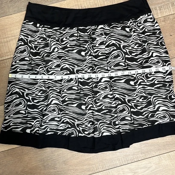 Michael Kors Black and White Knee Length Skirt Size 14 - Picture 7 of 9